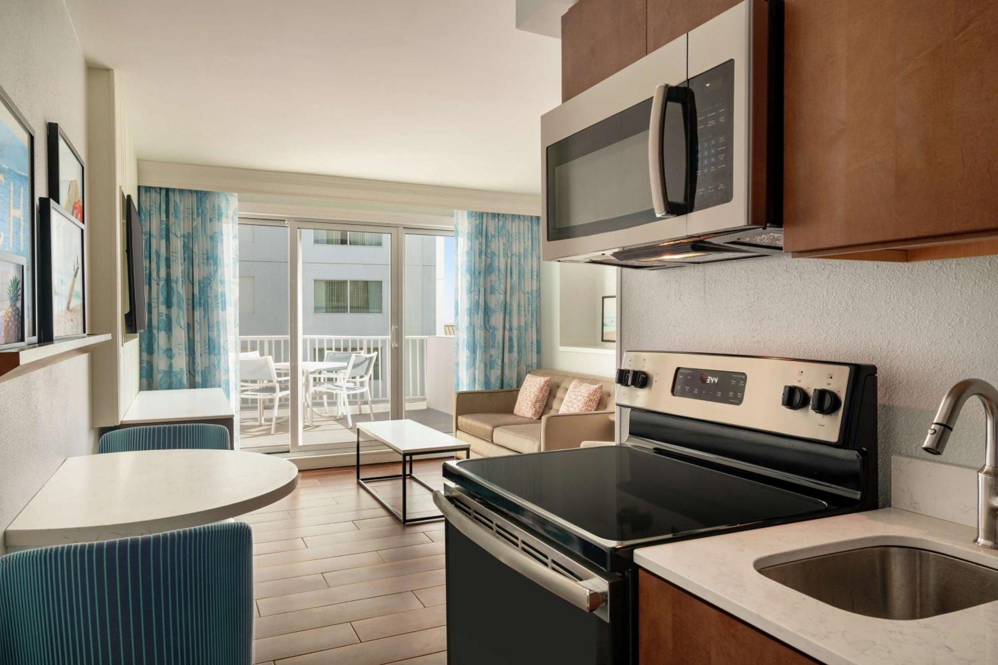 Junior King Suite with Kitchen and Balcony - Partial Ocean View,1551412036:JPEG